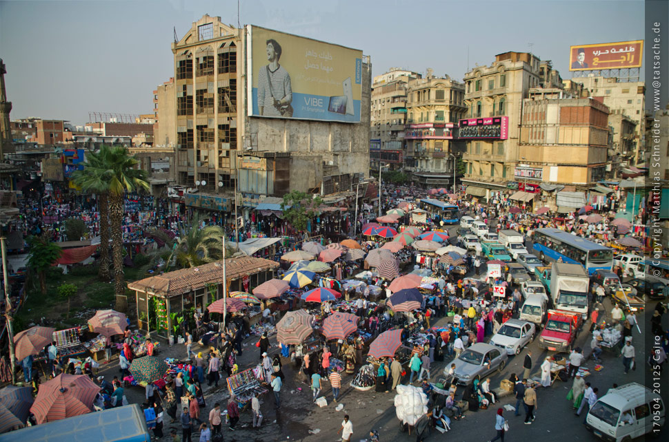 Fotografie (c) Matthias_Schneider Ägypten –  170504_20125 Cairo - Der freie Markt von Kairo mit zahllosen Ständen mit billigen Angeboten – Blick aus dem Bus von einer Hochstraße aus.