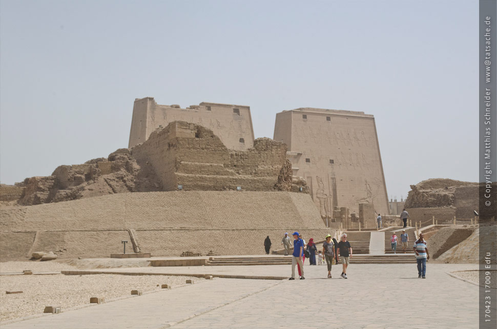 Fotografie (c) Matthias_Schneider 170423 17009 Edfu - Vorplatz