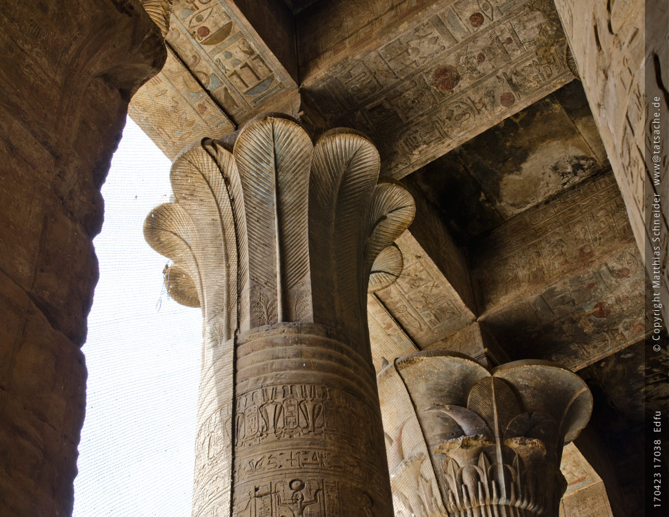 Fotografie (c) Matthias_Schneider 170423 17038 Edfu Kapitelle der Eingangshalle – Taubenschutzgitter