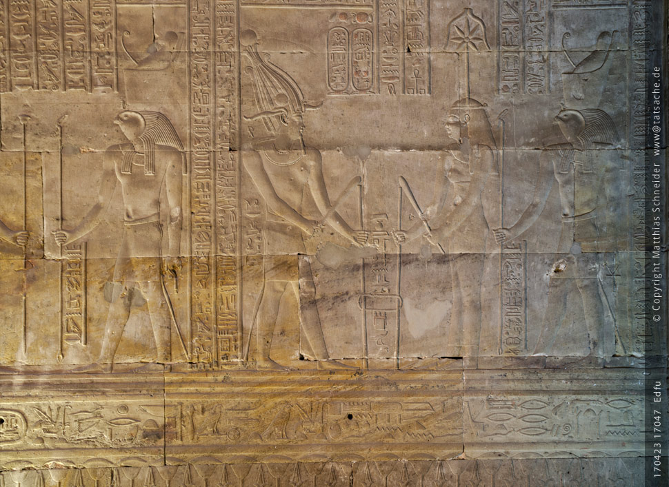 Fotografie (c) Matthias_Schneider 170423 17047_Edfu_Horus_Osiris_Hathur_Palmkrone