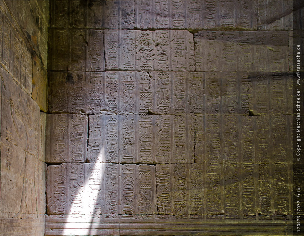 Fotografie (c) Matthias_Schneider 170423 17072 Edfu Wand voller Schriftzeichen