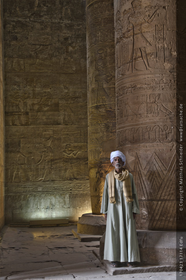 Fotografie (c) Matthias_Schneider 170423 17114 Edfu Säulen mit Araber