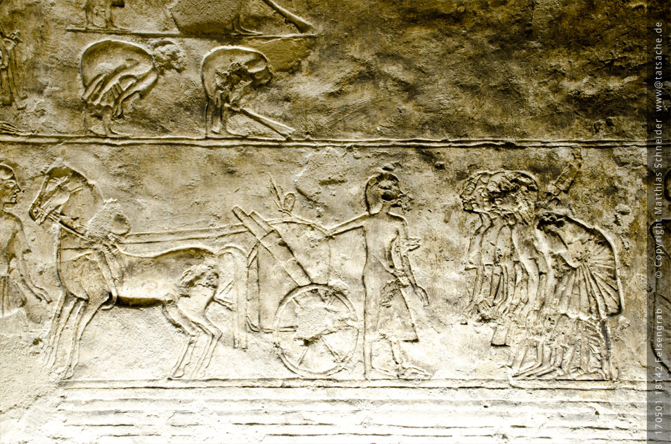 Fotografie (c) Matthias_Schneider Ägypten 170501_18142_Felsengrab Relief - Streitwagen