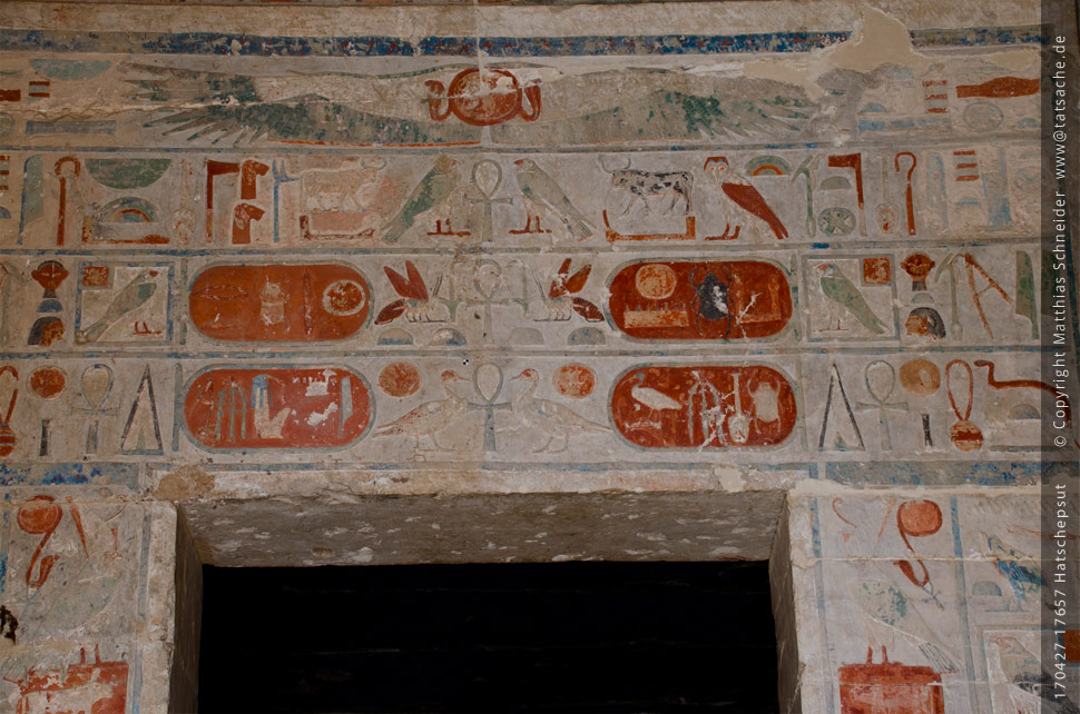 Fotografie (c) Matthias_Schneider Ägypten 170427_17657_Hatschepsut_Fluegel-Ra-Sonne_Farbe Fotografie (c) Matthias_Schneider Ägypten 170427_17657_Hatschepsut_Fluegel-Ra-Sonne_Farbe