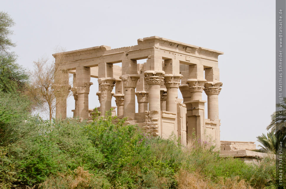 Fotografie (c) Matthias_Schneider Ägypten 170424_17338_Philae_Trajan-Kiosk_des_Augustus, vom Wasser aus gesehen