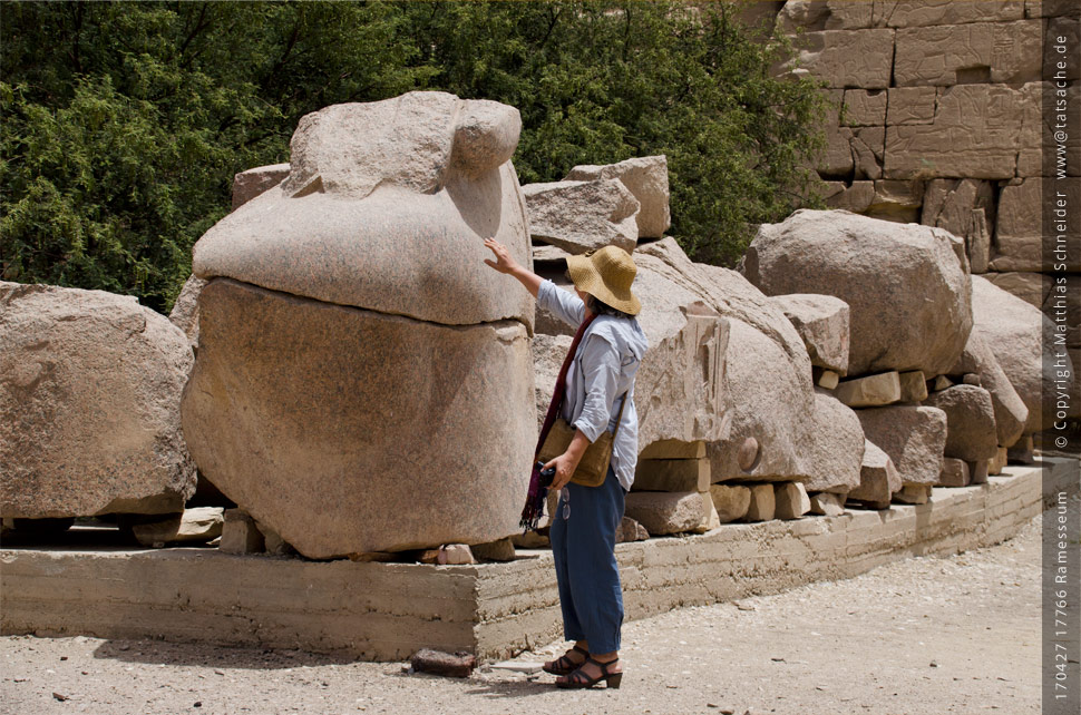 Fotografie (c) Matthias_Schneider Ägypten 170427_17766_Ramesseum - Das Knie der kollossalen Granitstatue mit den abgeschlagenen Fingern.