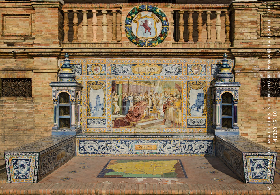 Fotografie Andalusien Matthias Schneider 140320-150110 Sevilla - Plaza de España 1929 - Die Sitzbänke der spanischen Provinzen - LEON