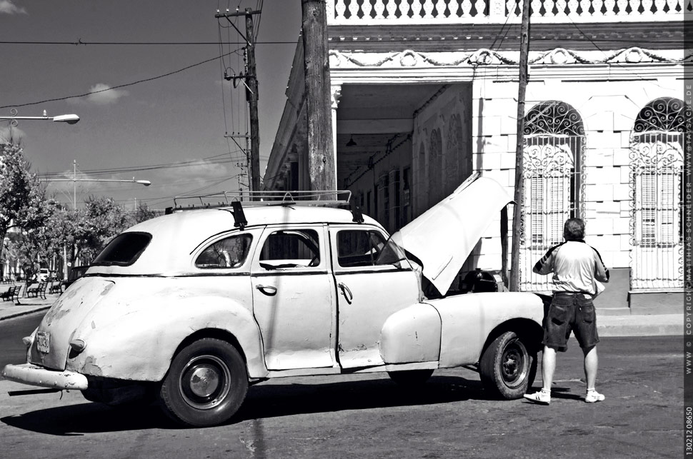 1947er Chevrolet in an einer Tankstelle in Cienfuegos