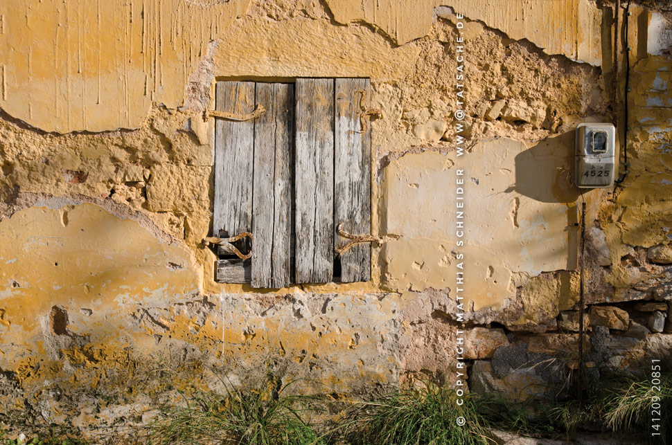 Fotografie Matthias Schneider 141209-20851 Fensterladen mit vier verschiedenen alten Beschlägen