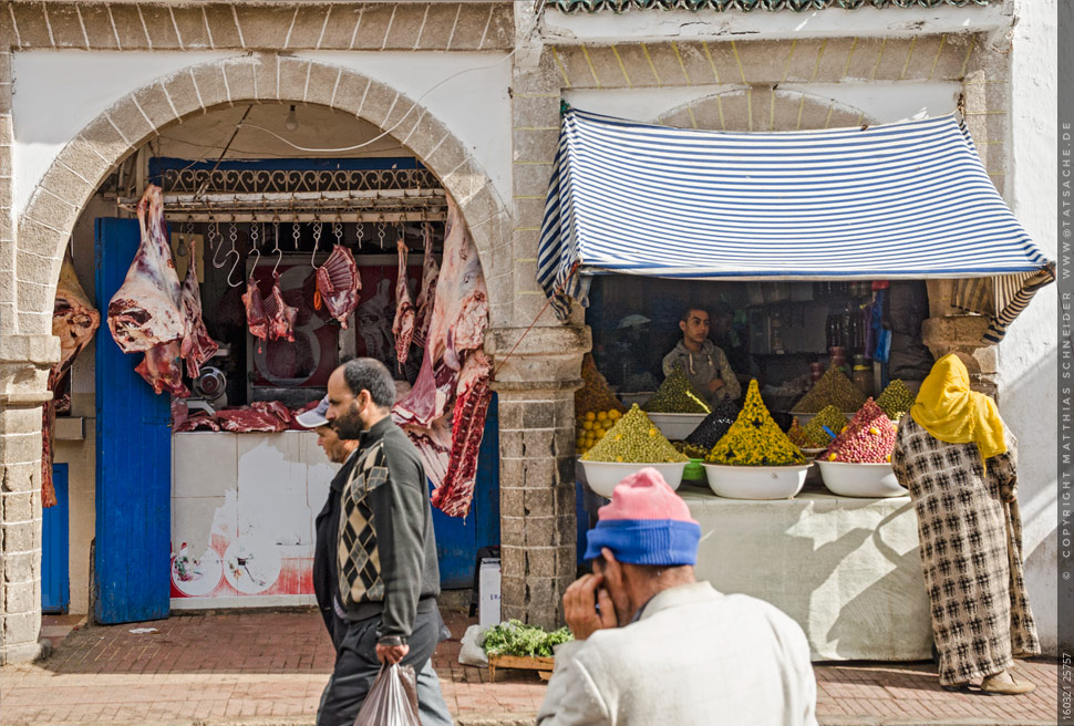 Fotografie Matthias Schneider 160321-25757 Im Souk von Essauoira – Oliven in großer Auswahl