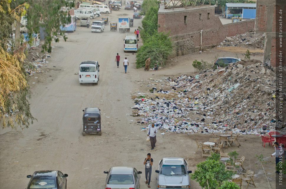 Fotografie (c) Matthias_Schneider Ägypten –  170504_20135 Cairo - Die Nachbarschaft von Müll und Shisha-Cafe.